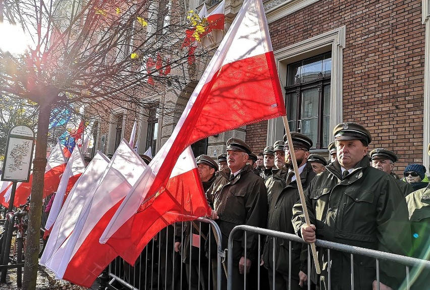 Kraków. Uczestnicy na obchodach Święta Niepodległości. Szukaj się na zdjęciach [ZDJĘCIA]