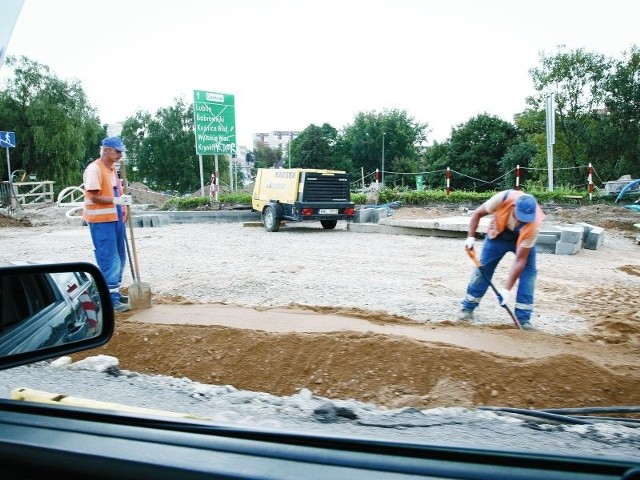 Patrząc okiem laika na to, jak wygląda teraz remontowana część wiaduktu, nic nie wskazuje na to, że prace zakończą się do 5 września. Jednak drogowcy zapewniają, że termin zostanie dotrzymany.