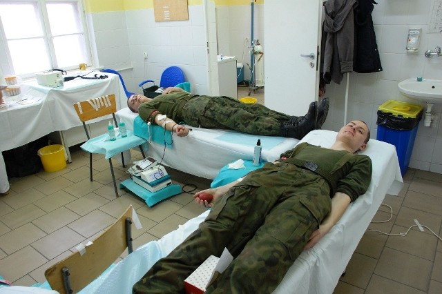 Żołnierze z 11. LDKPanc chętnie biorą udział w akcjach krwiodawstwa.
