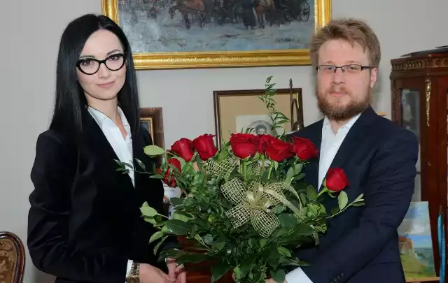 Doktor Mikołaj Getka-Kenig Dyrektorem Muzeum Okręgowego w Sandomierzu składa gratulacje swojemu nowemu zastępcy. Kwiaty odbiera  Kinga Kędziora-Palińska.