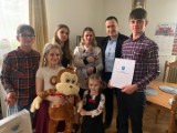 Jan jest pierwszym dzieckiem z gminy Białobrzegi urodzonym w 2024 roku. Chłopiec dostał upominki od władz gminy