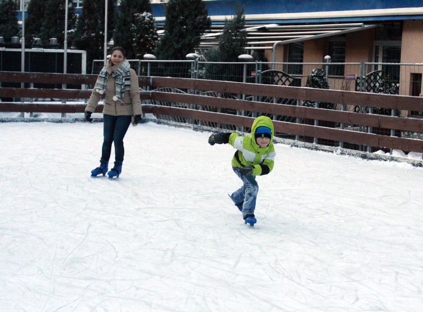 Lodowisko i snowtubing w pasażu Schillera w Łodzi [ZDJĘCIA]