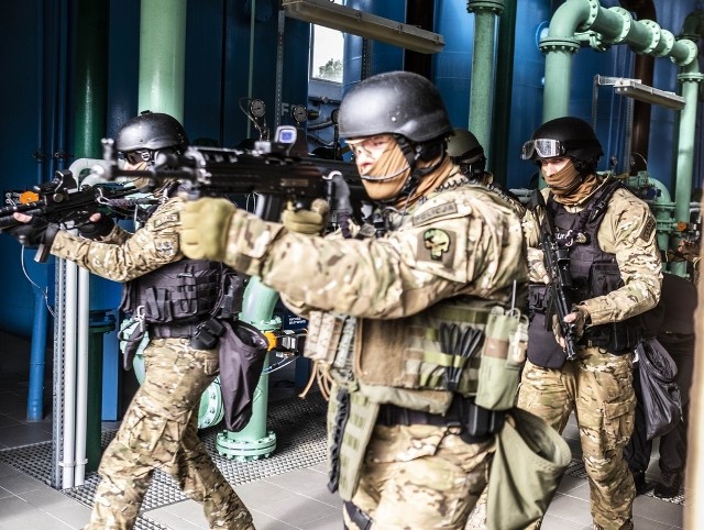 Terroryści zaatakowali ujęcie wody pitnej w Małej Nieszawce. Do akcji wkroczyło m.in. wojsko i policja.