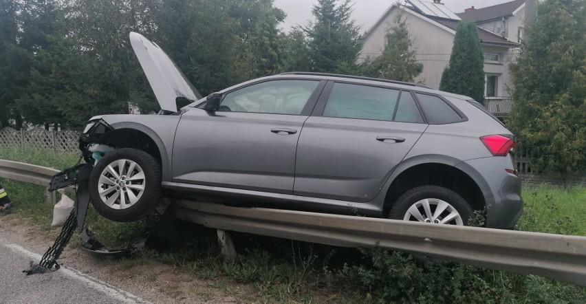 Wypadek we Włoszczowiacach w powiecie pińczowskim. Samochód zawisł na barierkach, jedna osoba trafiła do szpitala. Zobacz zdjęcia