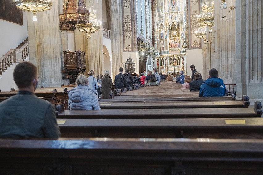 Niedziela w czerwonej strefie. Krakowskie kościoły z małą liczbą wiernych [ZDJĘCIA]