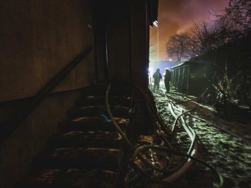 Ełk. Tragiczny finał pożaru domu przy ul. Ogrodowej. Nie żyje 68-letnia kobieta (zdjęcia)