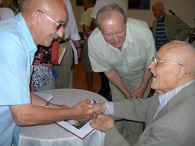 Prof. Stefan Stuligrosz (z prawej) nie odmawiał autografu