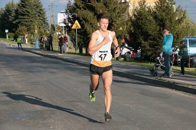Łukasz Hryciuk z Dębna Lub. wygrał XIII Bieg po Słońce, rozegrany w sobotę, 2 maja, w Pniewie pod Międzyrzeczem. 