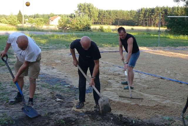 Mieszkańcy Jakubowic w gminie Kluczewsko wzięli sprawy w swoje ręce i zrobili boisko do siatkówki plażowej.