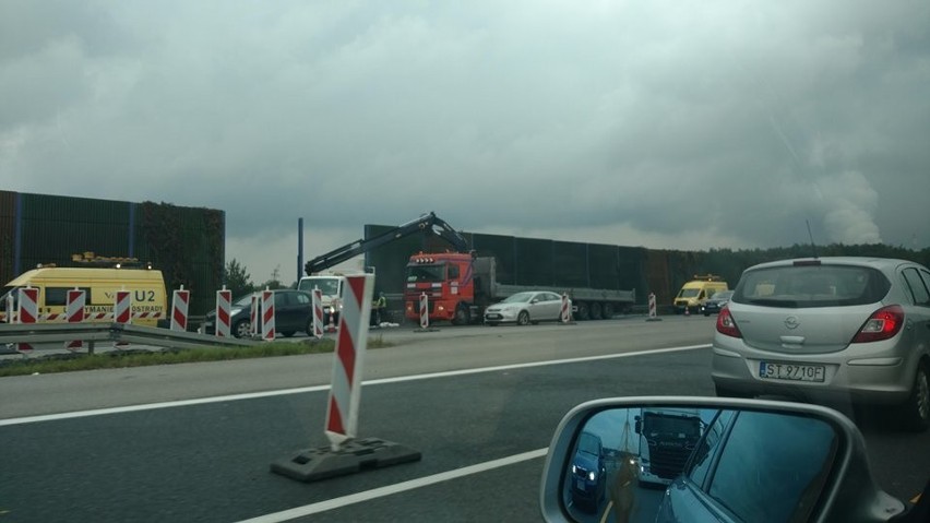 Osuwisko na autostradzie A4 w Mysłowicach. Zamknięty jeden pas ruchu ZDJĘCIA