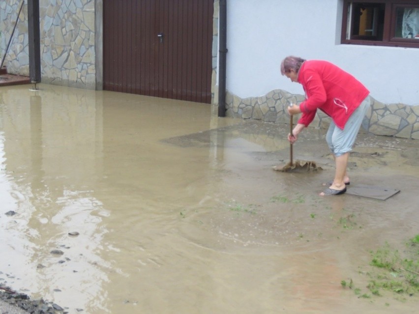 Woda ze szlamem zalałą domy i drogi w powiecie wadowickim