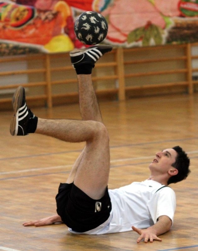 Krzysztof Golonka bawi się piłką niczym ćwiczeniami popularnego "rowerku&#8221;.