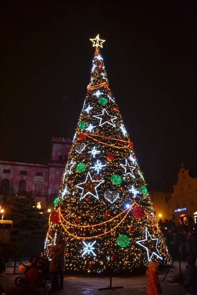 Kilka godzin po oświetleniu tej choinki na drzewko weszli pijani wandale.