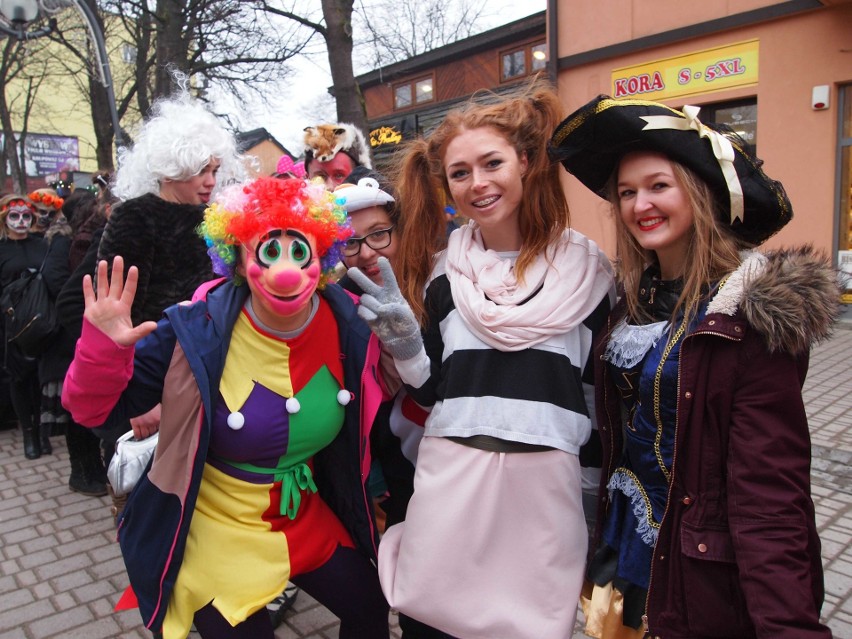 Zakopane. Maturzyści zatańczyli poloneza na Krupówkach [ZDJĘCIA,WIDEO]