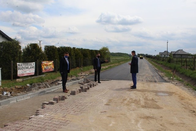 Remontowana jest też droga Stara Błotnica - Jedlanka. To zadanie Starostwa Powiatowego, ale gmina też dołożyła pieniądze do prac.