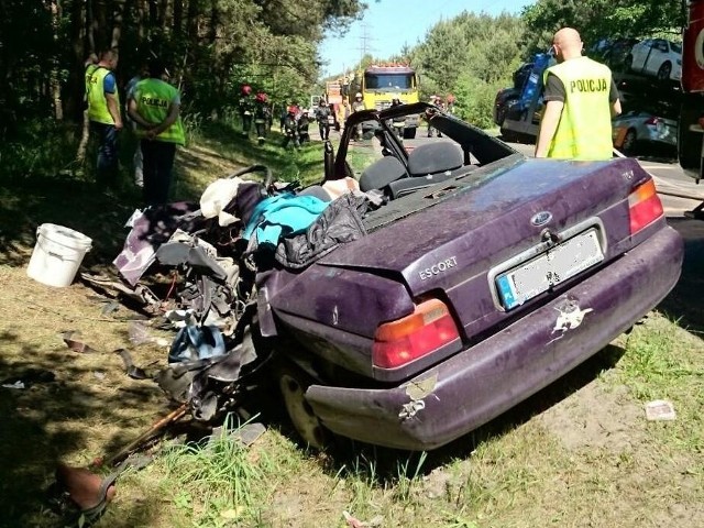 Tak wyglądał ford escort po zderzeniu z ciężarówką daf pod Radomskiem.