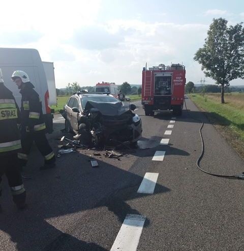 Karambol na drodze krajowej numer 74. Zderzenie pięciu samochodów w Mniowie. Jedna osoba ranna [ZDJĘCIA]