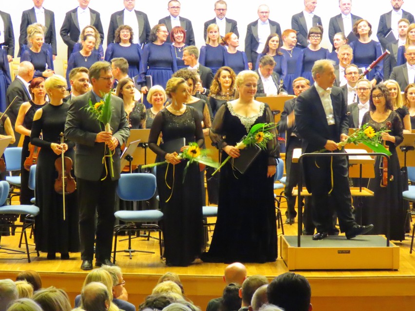 Orkiestrze towarzyszyli soliści: Magdalena Nowacka – sopran,...
