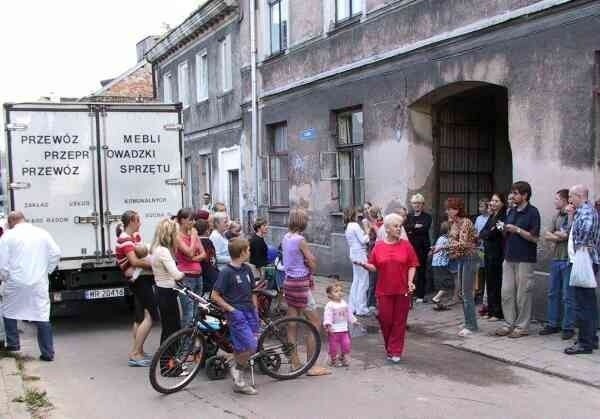 W obronie eksmitowanej rodziny stanęło kilkudziesięciu mieszkańców kamienic przy Szewskiej i Rwańskiej.