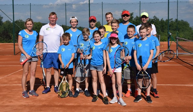 W klubie Wschodnia Kielce odbyło się spotkanie integracyjne tenisistów. Na zdjęciu zawodnicy z prezesem Andrzejem Grzybem i prowadzącą zajęcia Magdaleną Siwiec.