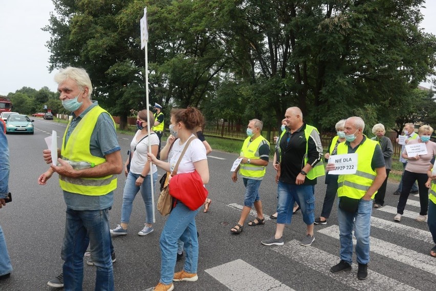 Blokowali ulicę Strykowską w Łodzi. Protest mieszkańców przeciw zmianom w planie zagospodarowania: nie chcą zamiany ich działek na rolnicze