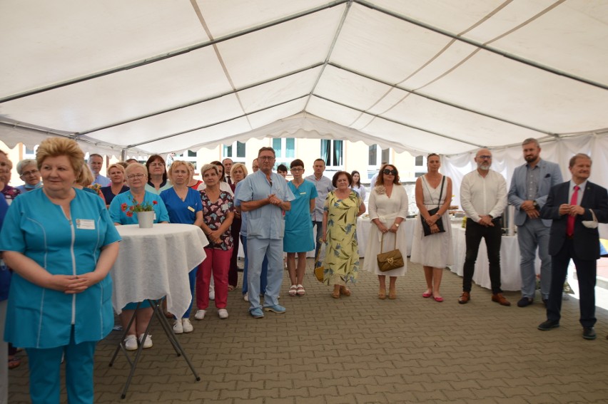 Szpital w Ostrowcu zmienił nazwę. Nowy szyld już wisi. Zobaczcie zdjęcia