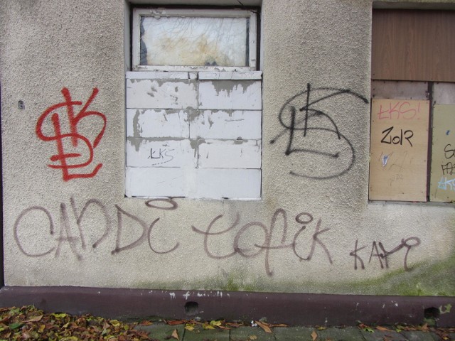 To nie są slumsy. To tylko dwa sąsiadujące z sobą bloki na osiedlu Południe we Włocławku i ich najbliższa okolica. Zabazgrana do granic możliwości. Ich "twórczość" nie ma nic wspólnego z graffiti, to chuliganka!