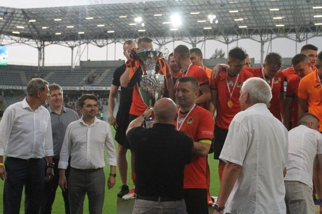 Radosław Kardas z trofeum za zdobycie okręgowego Pucharu Polski