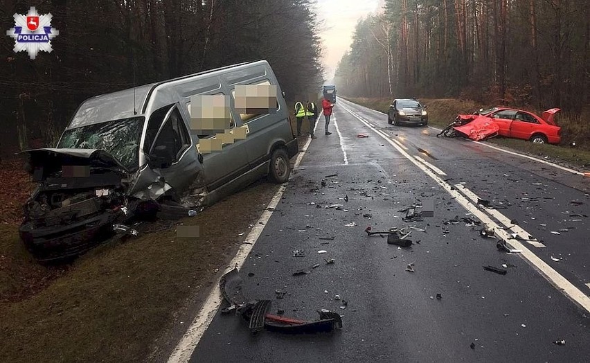 Wypadek w pow. biłgorajskim. Czołowe zderzenie busa z audi, jedna osoba została ranna