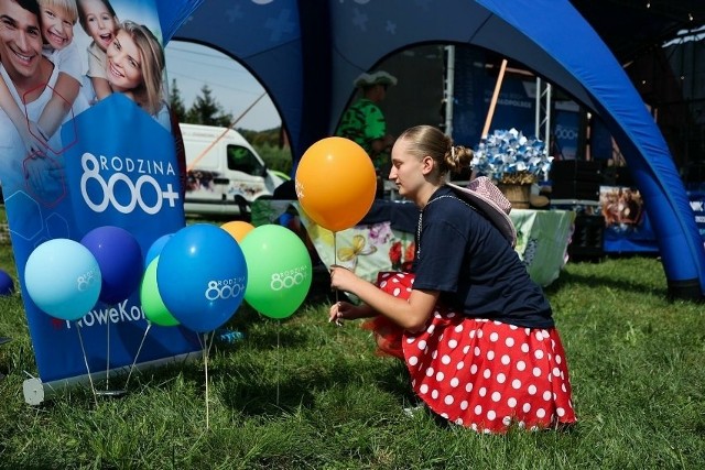 Świadczenie wychowawcze przysługuje na każde dziecko do ukończenia 18 lat, niezależnie od osiąganych dochodów