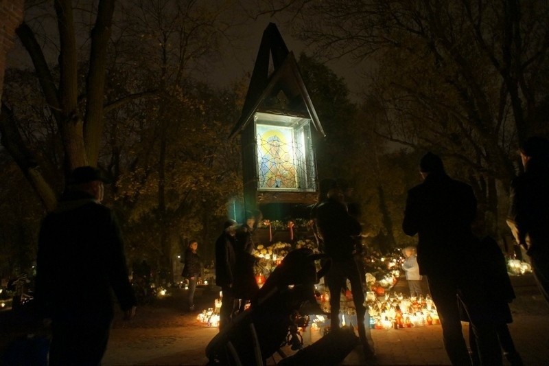 Wszystkich Świętych. Wieczorny spacer po Nowinie [ZDJĘCIA]