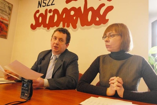 Przewodnicząca nauczycielskiej Solidarności Bożena Pierzgalska i radny Jacek Budziński jak mogli bronili zielonogórskich nauczycieli.