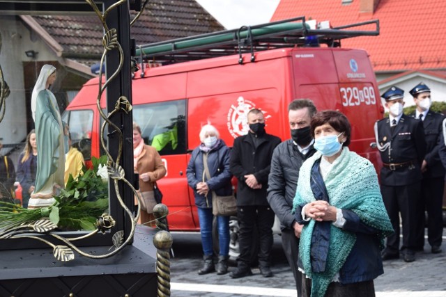 Uroczystości poświęcenia ocalałej z pożaru figurki Matki Bożej Niepokalanej i zamontowania na Kaimówce w Olszowicach nowej kapliczki dla tej figurki