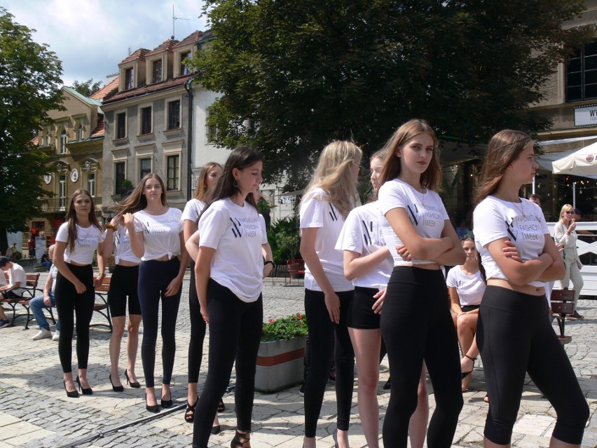 Nadwiślański Fashion Week w Sandomierzu. Piękne modelki już ćwiczą na wybiegu na Rynku. Tłumy turystów pod wrażeniem [ZDJĘCIA]