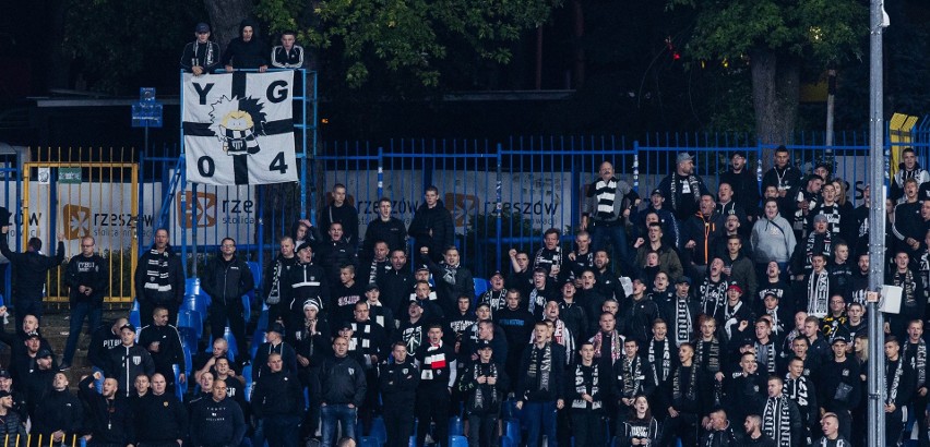 Resovia - Sandecja. Kibice drużyny z Nowego Sącza na...