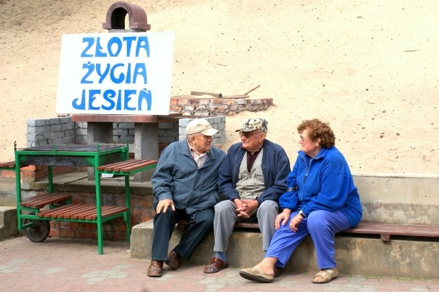 Seniorzy lubią pikniki i towarzystwo.