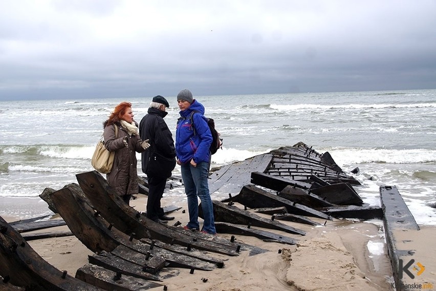 Morze odsłoniło wrak statku na plaży w Międzywodziu [ZDJĘCIA]