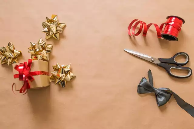 Jak zapakować prezent świąteczny? Sprawdź, jak zapakować okrągły prezent w papier! [PORADNIK]
