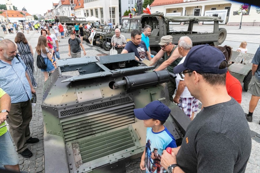 Pokaz sprzętu militarnego na Rynku Kościuszki