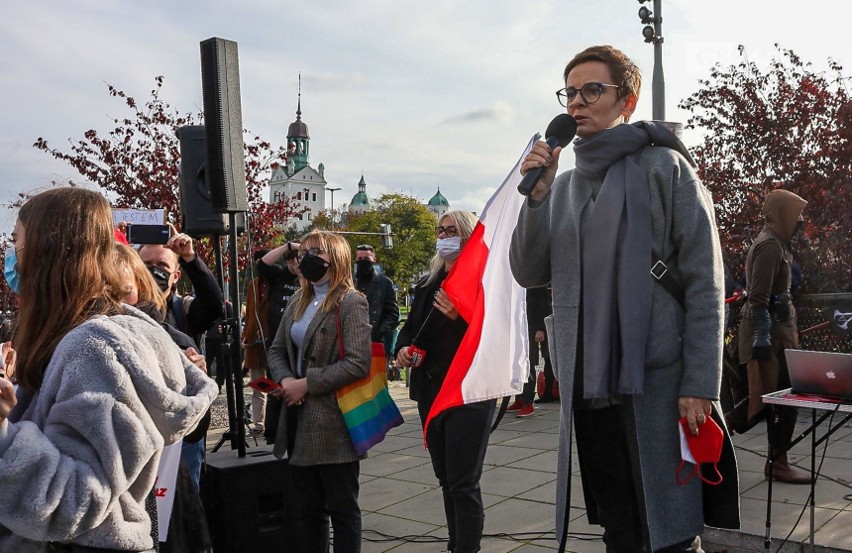 Prof. Inga Iwasiów podczas protestów w Szczecinie