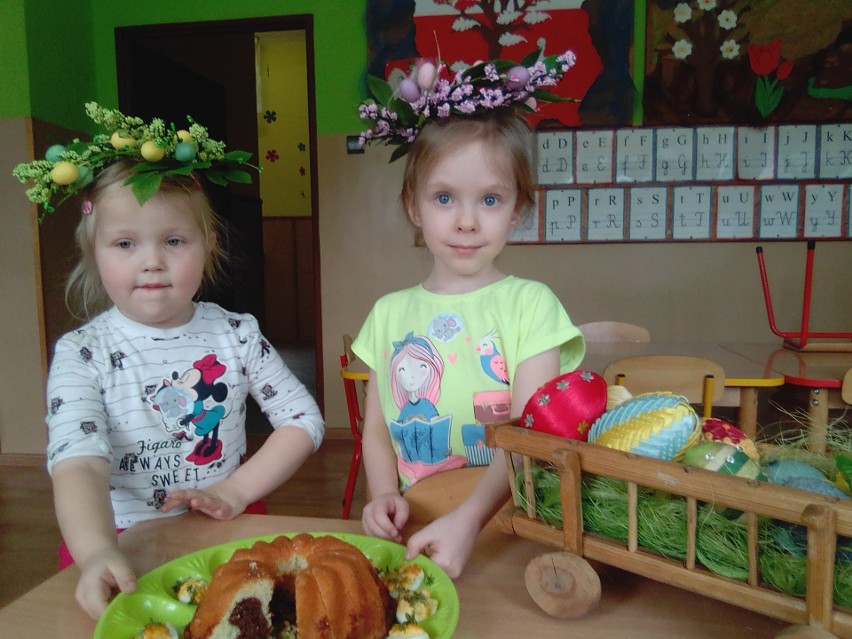Przedszkolaki pielęgnują tradycje wielkanocne w Szarbkowie. Zobacz zdjęcia