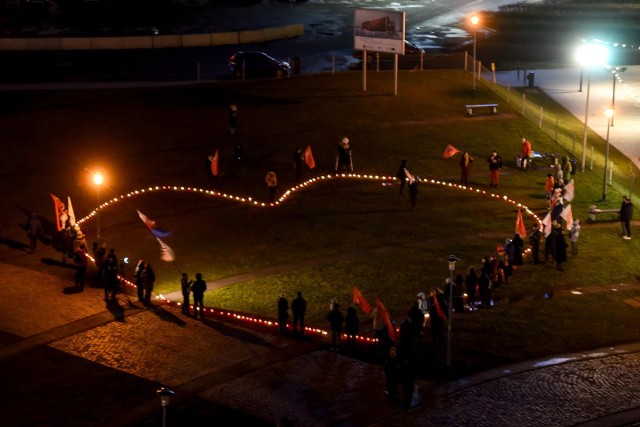 14.01.2022 gdanskplac solidarnosci - serce ulozone ze zniczy w 3. rocznice tragicznej smierci prezydenta gdanska pawla adamowiczafot. przemek swiderski / polska press / dziennik baltycki