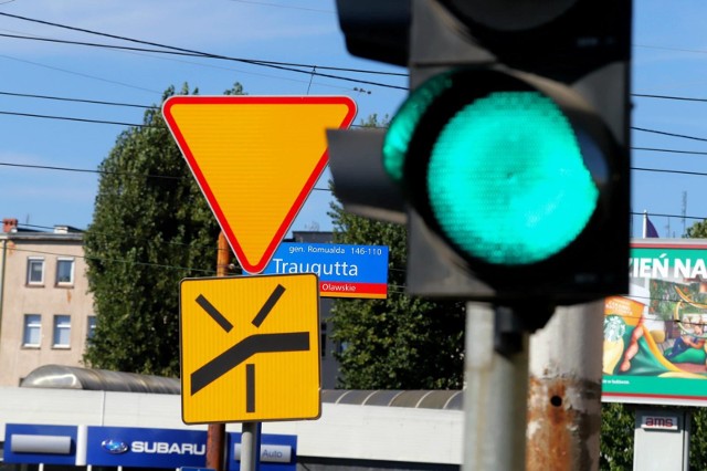 Na trudnych skrzyżowaniach znaki pomagają się zorientować, kto ma pierwszeństwo.