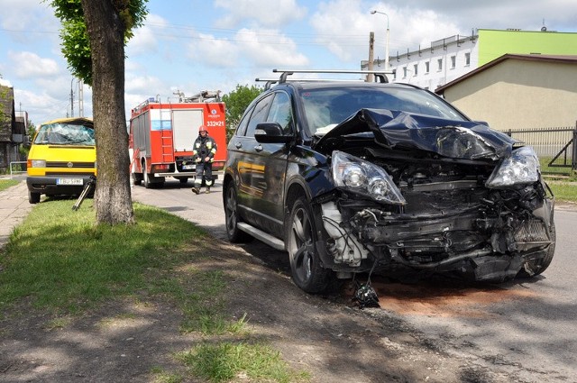 Skutki kolizji usuwała straż pożarna oraz policja.