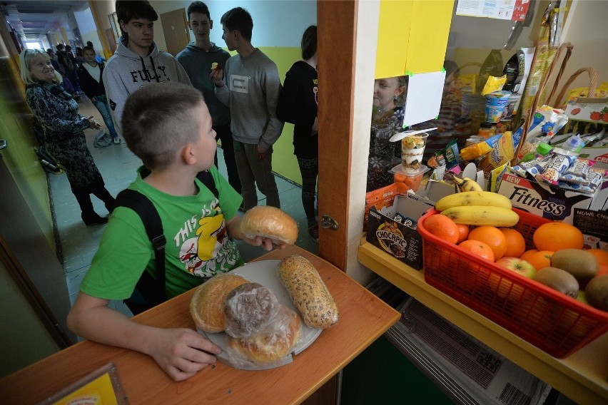 Szkolne sklepiki to tylko uzupełnienie. Co dzieci jedzą w szkole, a ilu trzeba pomóc, by nie były głodne?