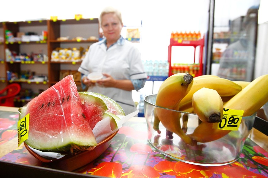 Szkolne sklepiki to tylko uzupełnienie. Co dzieci jedzą w szkole, a ilu trzeba pomóc, by nie były głodne?