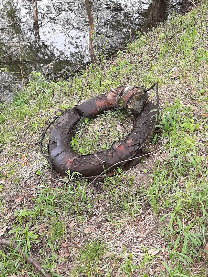 Ilość, ale także rodzaje odpadów nad rzeką mogą zaskakiwać....