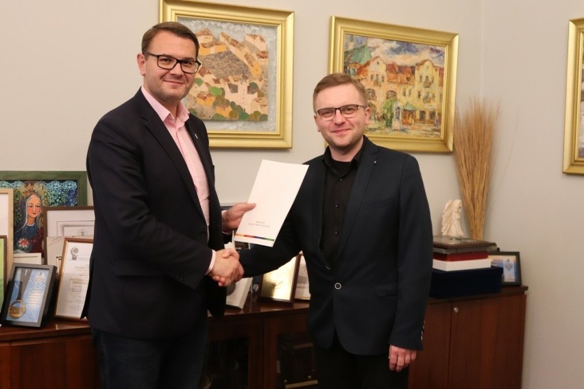 Łukasz Antkiewicz (po prawej) został nowym dyrektorem...