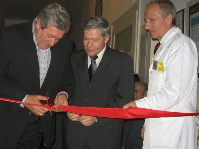 We wrześniu 2009 roku dyr. Juszczyk (z prawej), dr Władysław Pluta oraz ówczesny prezes NFZ Kazimierz Łukawiecki uroczyście otworzyli nowy pododdział kardiologiczny. To nie przeszkodziło obciąć szpitalowi kontraktu.
