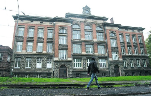 Zabytkowy budynek dawnej Szkoły Realnej wraz z działką firma Holding Opal Maksimum kupiła za 820 tysięcy złotych